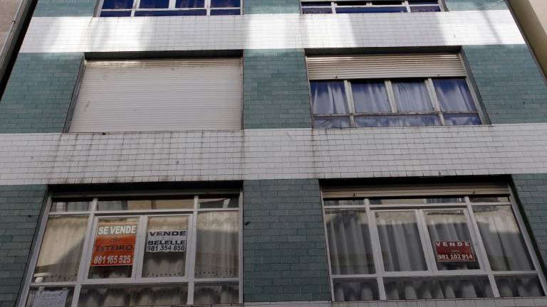 Fachada de una vivienda en venta en el barrio de A Madgalena, en Ferrol. Foto: Efe/Kiko Delgado