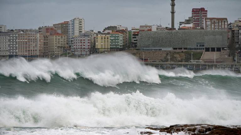 Fuertes vientos y oleaje en A Coruña, a 8 de enero de 2022, en A Coruña, Galicia, (España). La Agencia Estatal de Meteorología activó un aviso naranja que ha ampliado hasta el 10 de enero en todo el litoral gallego por viento y olas que podrían ascender hasta los 7 metros. Las playas permanecerán cerradas hasta el martes 10 de enero. Las olas que golpean con fuerza la costa se han originado en Groenlandia, a más de 3.700 kilómetros, donde hay una borrasca explosiva con una presión muy baja. / M. Dylan / Europa Press 08/01/2022