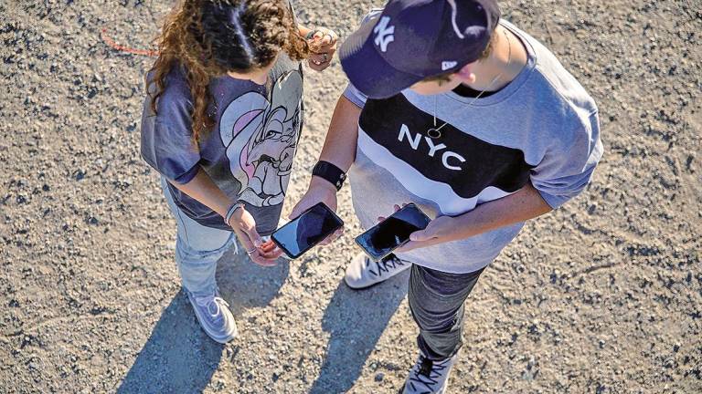 Un 14,9 % de las jóvenes dicen que les controlaron el móvil. Foto: Save the Children/Pablo Blázquez