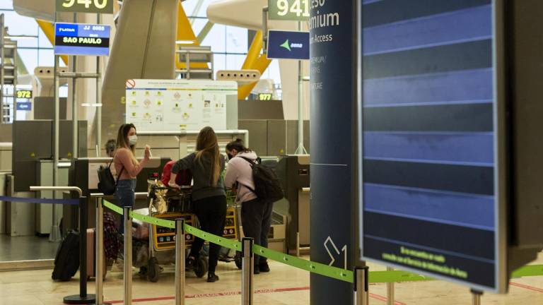 Varias personas facturan su equipaje en la terminal T4 del Aeropuerto Adolfo Suárez Madrid-Barajas. JESÚS HELLÍN/EUROPA PRESS