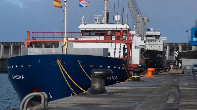 Barcos portando mercancías en el puerto exterior coruñés de Langosteira. Foto: APAC