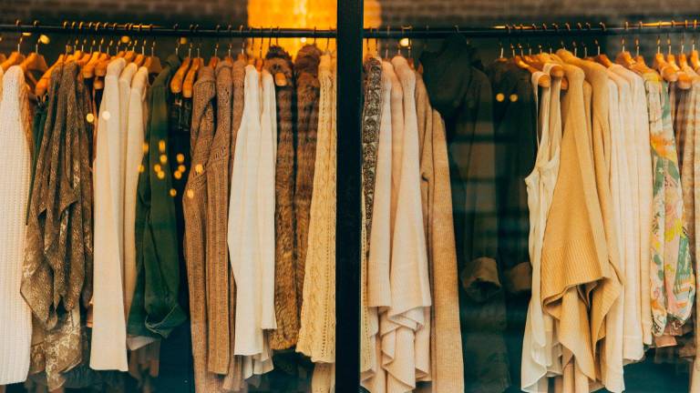 Prendas colgadas en un establecimiento de moda a la espera de comprador. Foto: M.D.