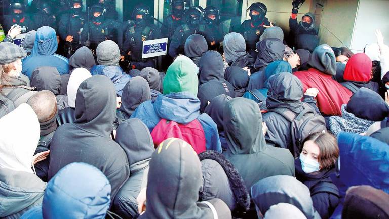 Varios mossos intentan evitar la entrada de estudiantes en la facultad. Foto: Kike Rincón/E.P.