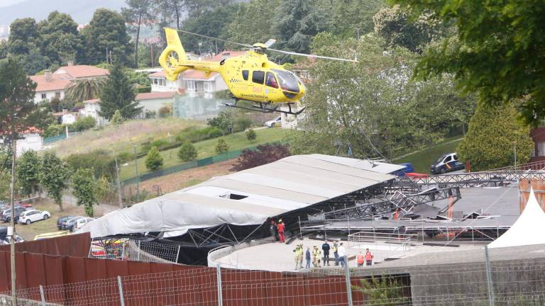 El helicóptero del 061 sobrevuela la zona del accidente poco después del derrumbe del escenario / FOTO: ANTONIO HERNÁNDEZ