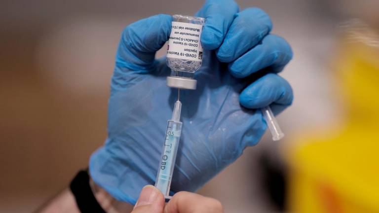 Un sanitario sostiene una vacuna contra el Covid-19, a 1 de junio de 2021, en el Hospital Isabel Zendal, en Madrid, (España) / Eduardo Parra / Europa Press 01/06/2021