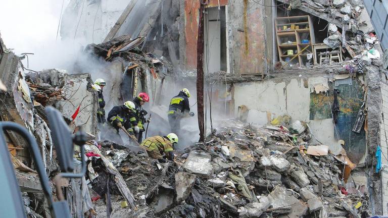 Edificio destruido por un misil ruso en Dnipró, Ucrania. Murieron más de 40 personas. EP