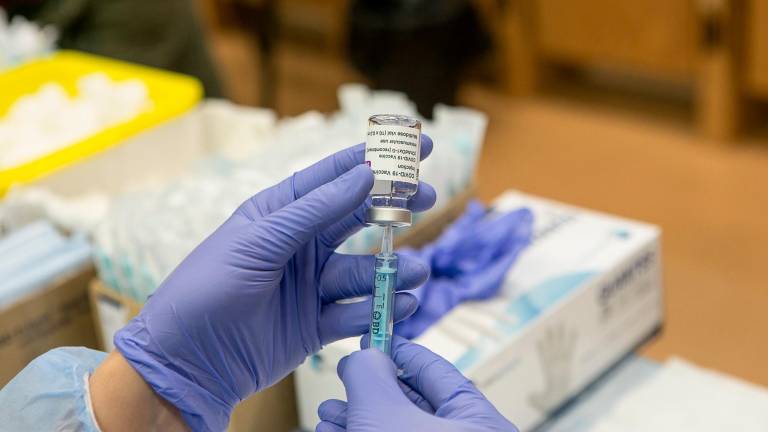 Una profesional sanitaria sostiene un vial de la vacuna AstraZeneca contra la COVID-19. Foto: Europa Press 
