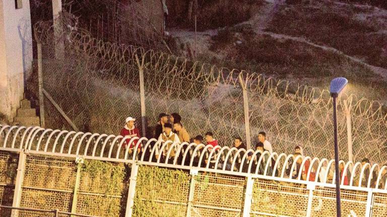 Marroquíes intentan acceder a suelo español desde la frontera en Melilla. Foto: Ángela Ríos/E.P.