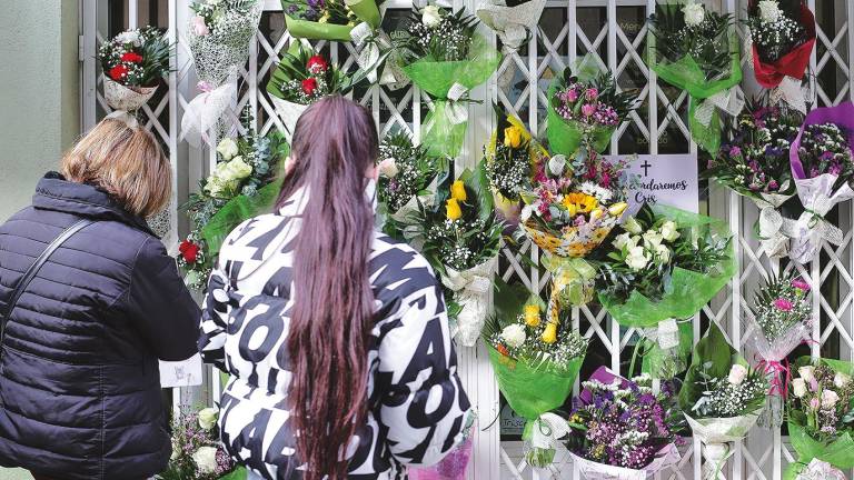 lugo. Los vecinos colgaron diferentes plantas y mensajes en el negocio de Cristina como homenaje. Foto: Europa Press