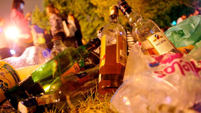 Restos de alcoholes destilados de alta graduación y botellas de refrescos tras la celebración de un botellón.. Foto: L.R.