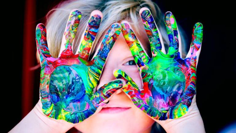 Imaxe dun cativo coas mans pintadas. Foto: Pexels