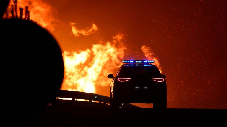Fuego en la localidad de Cadas durante la noche de ayer. Foto: Sxenick / Efe