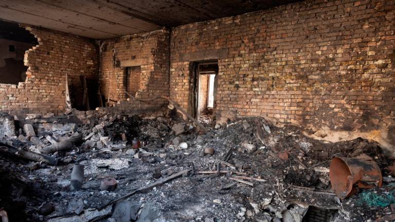 12 de abril de 2022, Bucha, Ucrania: Edificio de apartamentos destruido e incendiado en Bucha, en las afueras de Kiev. La ciudad de Bucha en Ucrania fue devastada por intensos combates y bombardeos de Rusia. 04/12/2022