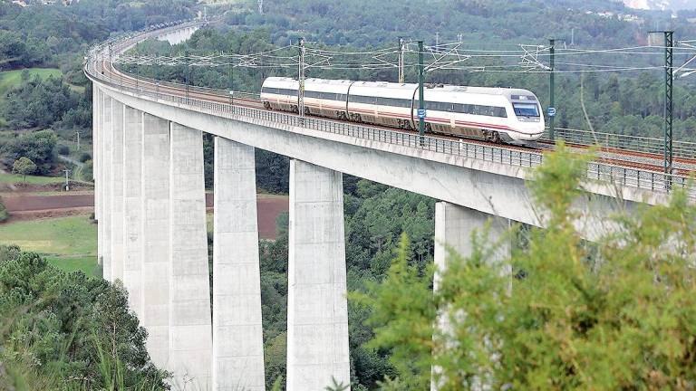 Tren en la línea de alta velocidad gallega, a su paso por el viaducto del Ulla. Foto: Pepe Ferrín