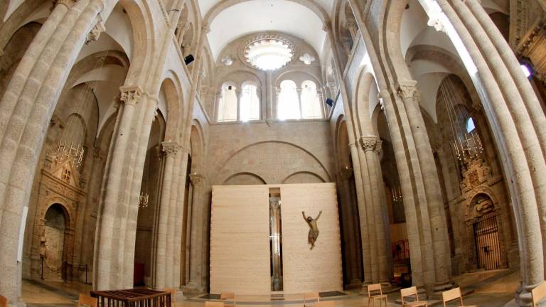 Encapsulado de madera, que cubre en la actualidad el Pórtico de la Gloria, cuya restauración costó más de 6 millones de euros. Foto: Fernando Blanco