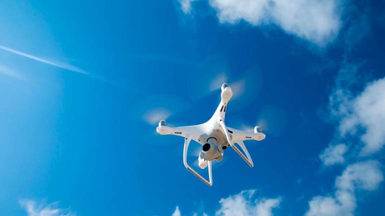 novos aparatos. Imaxe dun dron no ceo. Foto: Gallego