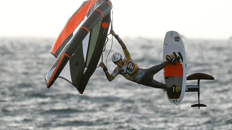 volando. Espectacular imagen de Martín Tieles practicando wingfoil, deporte en el que compite. Foto: M.T.S. 