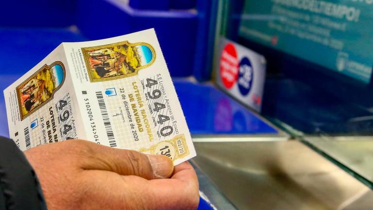 Persona comprando un décimo de la Lotería de Navidad. Foto: Europa Press