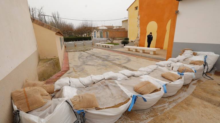 Sacos de arena ante la crecida extraordinaria en Pradilla de Ebro. Foto: Fabián Simón/E.P.