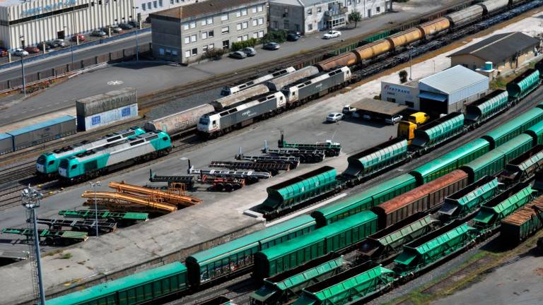 Locomotoras y vagones para todo tipo de mercancías en la terminal logística coruñesa del Adif en San Diego. Foto: Almara
