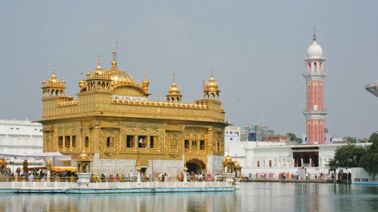 Harmandir Sahib, conocido como el Templo Dorado, donde los Sikhs se entregan a la serenidad de la oración.