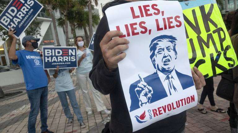 Miami (Estados Unidos), 15/10/2020.- Partidarios del candidato Joe Biden secundan una protesta en contra de Donald Trump en Miami. EFE/EPA/CRISTOBAL HERRERA-ULASHKEVICH