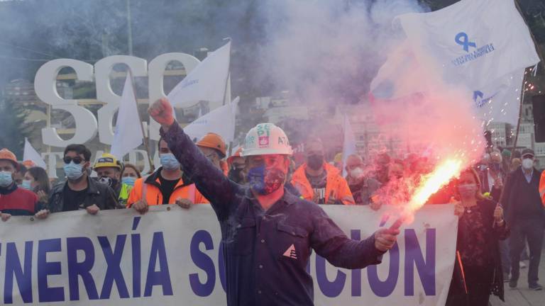 Trabajadores de Alcoa durante una de las manifestaciones convocadas por el futuro industrial de A Mariña Foto: Carlos Castro