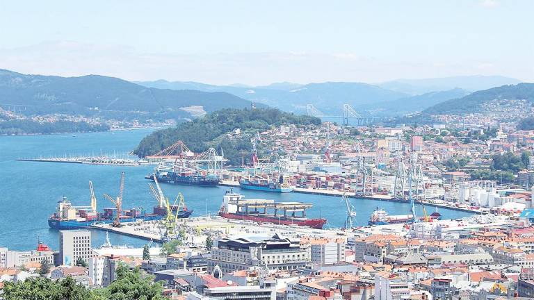 Vista de parte del Puerto de Vigo con buques atracados