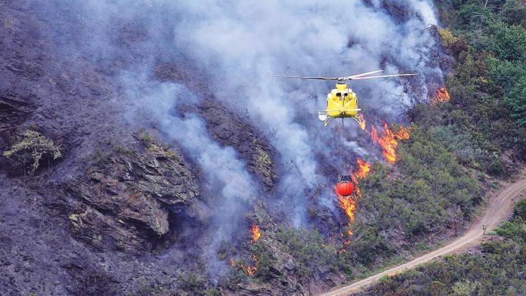 Trabajo. Un helicóptero actuando sobre el fuego en el incendio de O Courel. Foto: Rosa Veiga