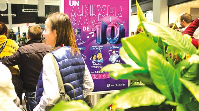 cartel. Anuncio del 10º aniversario del centro comercial As Cancelas, en Compostela