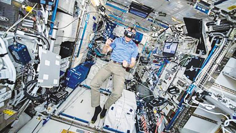 Un astronauta de la ESA en el módulo Columbus con Astro Pi Ed