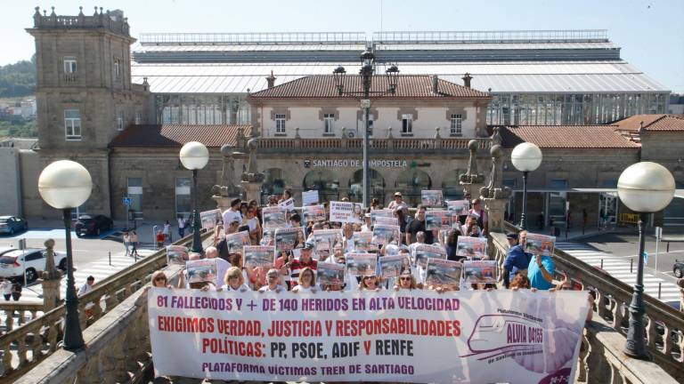 ARCHIVO. La plataforma Victimas Alvia 04155 Santiago de Compostela una manifestacion en la capital de Galicia el pasado año, con motivo del 6º aniversario del accidente que provoco la muerte de 80 personas y heridas a otras 140.