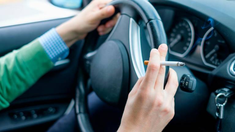Fumar al volante supone una distracción que puede provocar accidentes. Foto: F.B.