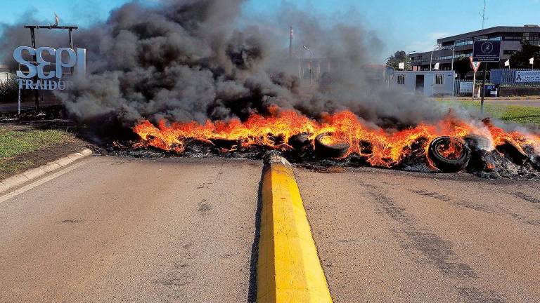 Trabajadores de Alcoa cortaron este miércoles los accesos a la factoría de San Cibrao con ruedas en llamas. Foto: Eliseo Trigo/Efe