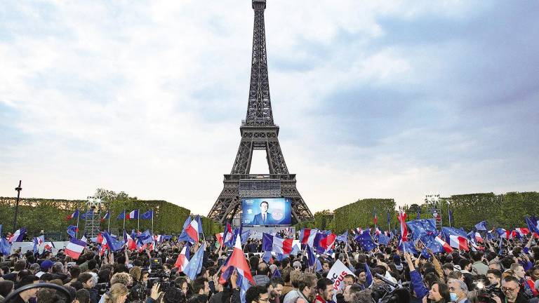 Simpatizantes de Macron celebrando su victoria ante la Torre Eiffel. Foto: Siavosh Hosseini/E.P.
