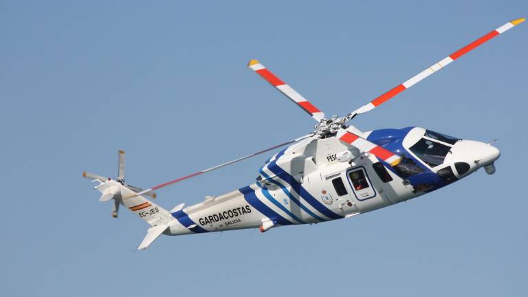 Os dous tripulantes foron rescatados polo helicóptero ‘Pesca 1’ de Salvamento Marítimo. Foto: Gardacostas de Galicia