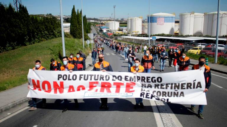 Trabajadores de la refinería de Repsol protestan contra el ERTE. Foto: Efe/Cabalar