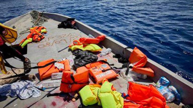 Rescatados once cadáveres y tres inmigrantes con vida en el naufragio de una embarcación en Cabrera