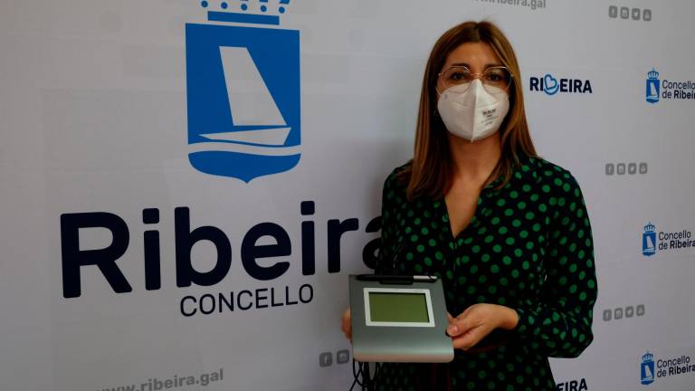 La edil de Innovación Tecnológica de Ribeira, Ana Barreiro, en la presentación de las tablets. Foto: C.R.