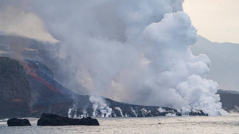 La energía del volcán de Cumbre Vieja ha creado un nuevo delta lávico tras entrar en contacto con el mar. Foto: Pau de la Calle/E.P.