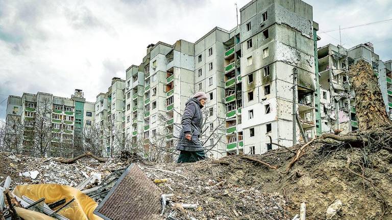 caos en Chernihiv, donde una mujer camina junto a un edificio destruido. Foto: C. A. Lavin