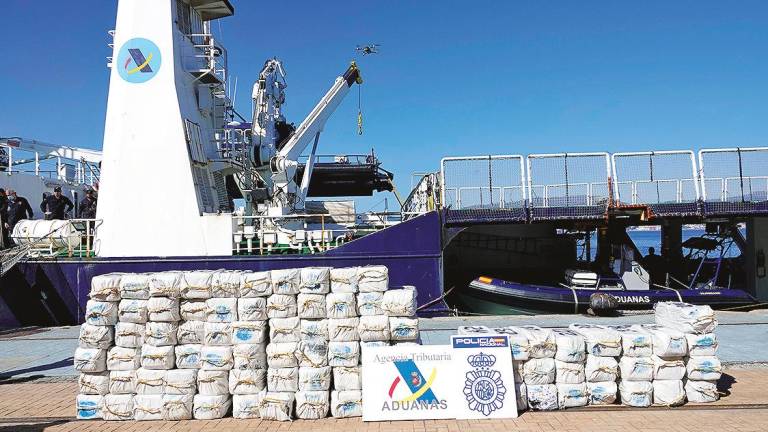 Fardos de droga decomisados a bordo del velero ‘Goldwaser’, en el puerto de Vigo. Foto: M.G.