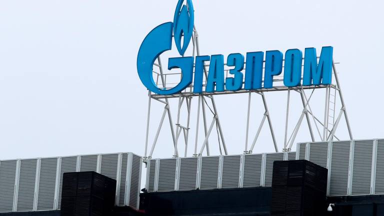 03 de marzo de 2022, Rusia, San Petersburgo: El logotipo de Gazprom se ve en una sucursal de la empresa estatal rusa en San Petersburgo. El gigante energético ruso Gazprom ha confirmado que se está canalizando menos gas a través de Ucrania hacia Europa, después de que Kiev anunciara que reduciría la cantidad debido a la guerra. Foto: Stringer/dpa (Foto de ARCHIVO) 03/03/2022
