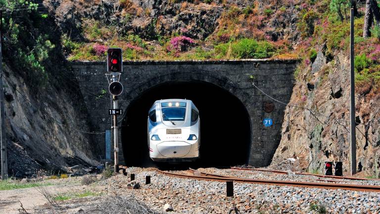 En un año, los trenes S-730 del servicio Alvia, que cubren la ruta Galicia-Madrid, dejarán de utilizar la vía convencional; en la imagen en la salida del túnel de Alberguería. Foto: Almara