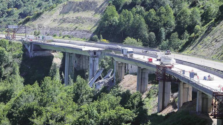 Vista panorámica del viaducto de O Castro en la A-6 tras el colapso de esta infraestructura que comunica Galicia con la Meseta este lunes en Vega de Valcare (León). Foto: Carlos Castro