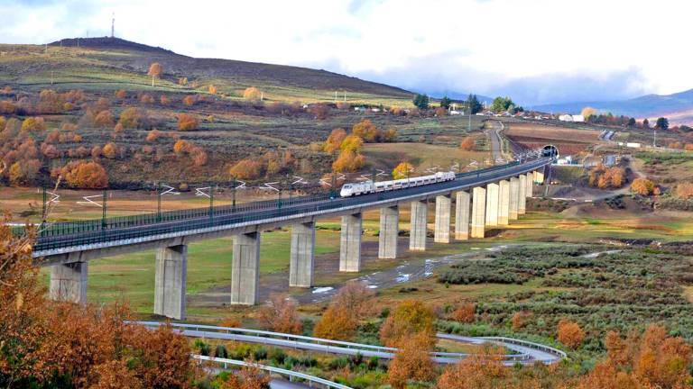 Un S-730, tren del servicio Alvia de Galicia a Madrid, en pruebas por el viaducto de alta velocidad de Puebla-Este. Foto: Adif