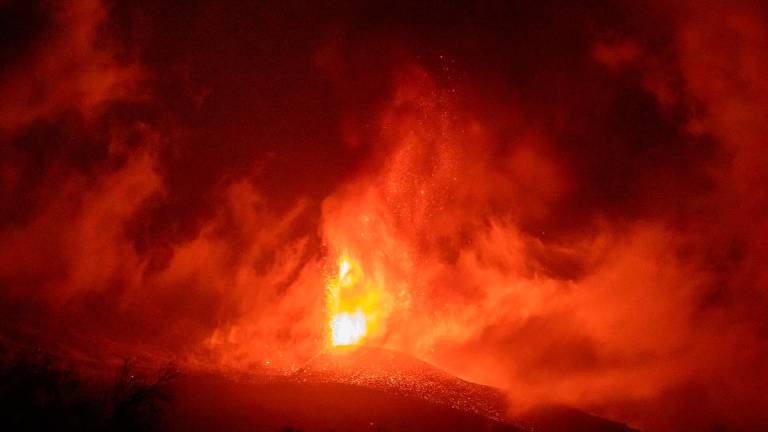 El volcán de ‘Cumbre Vieja’, al anochecer, a 23 de septiembre de 2021, en El Paso, La Palma, Islas Canarias (España) - Kike Rincón - Europa Press