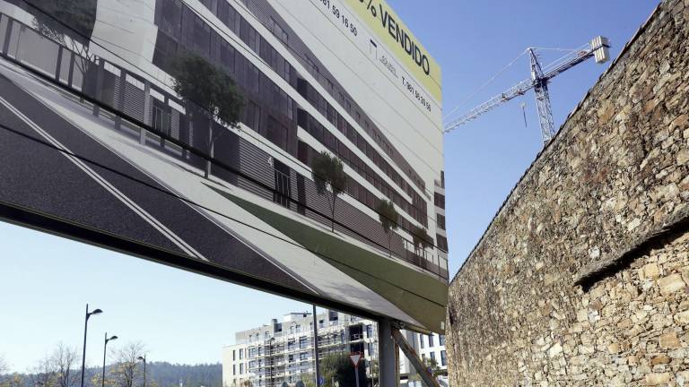 Un cartel anunciando la venta de viviendas en una parcela de O Castiñeiriño, en Santiago Foto: Antonio Hernández