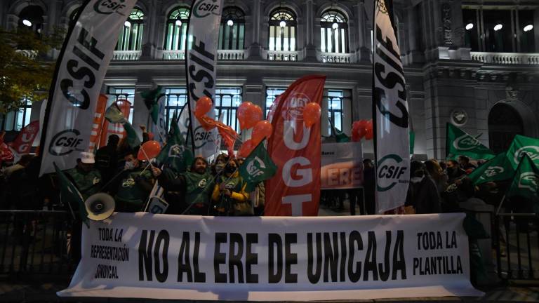 Concentración de trabajadores de Unicaja frente al Banco de España, a 23 de noviembre. Foto: Fernando Sánchez /E. press.