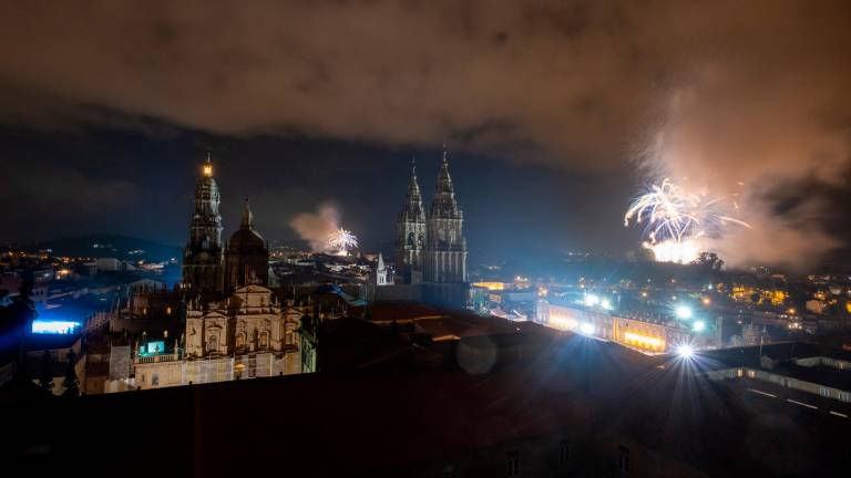 Fuegos del Apostol lanzados por la celebración del Día de Galicia en Santiago de Compostela, A Coruña (Galicia), a 24 de julio de 2021 25 JULIO 2021;DÍA DE LA PATRIA Europa Press 24/07/2021